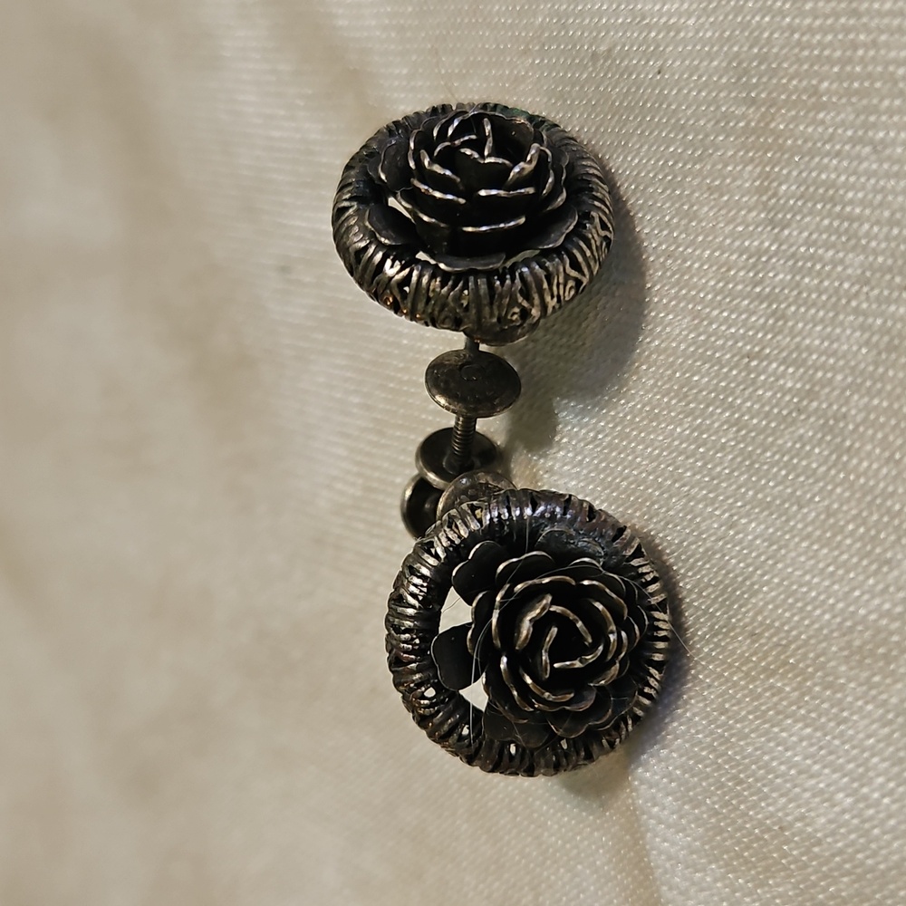 Vintage Petite Sterling Silver Flower w/Filigree Edging Screw Back Earrings